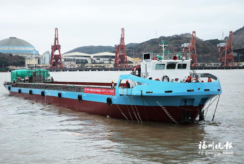 福州造船企业再传捷报 闽江首艘千吨级多用途电动集散船下水