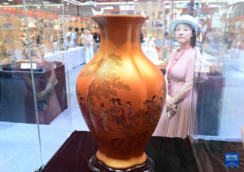 新华社关注！12万余件精品亮相2026中国工艺美术博览会