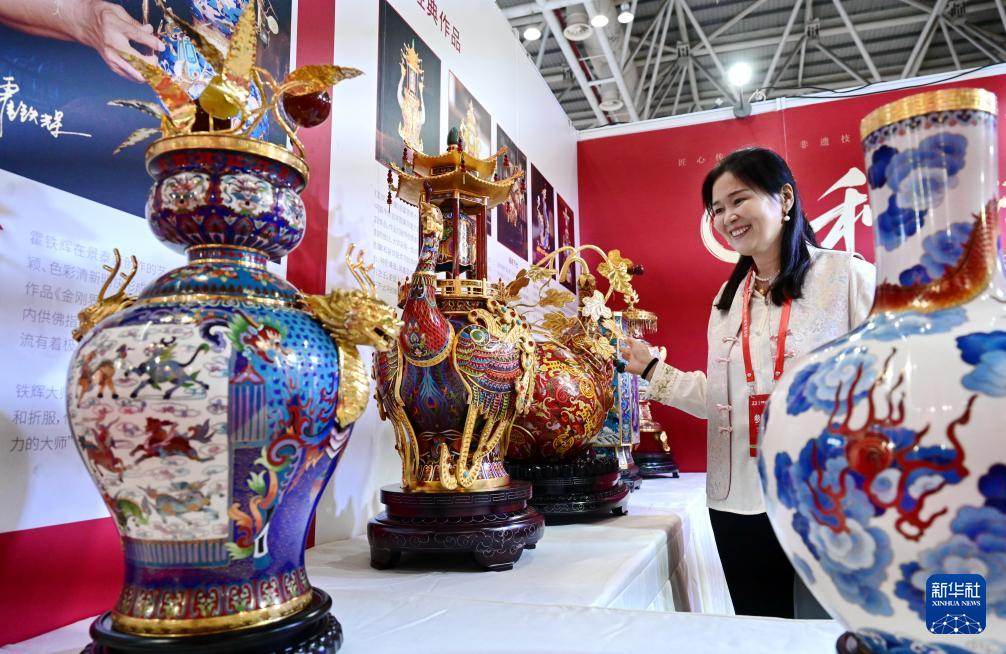 新华社关注！12万余件精品亮相2026中国工艺美术博览会