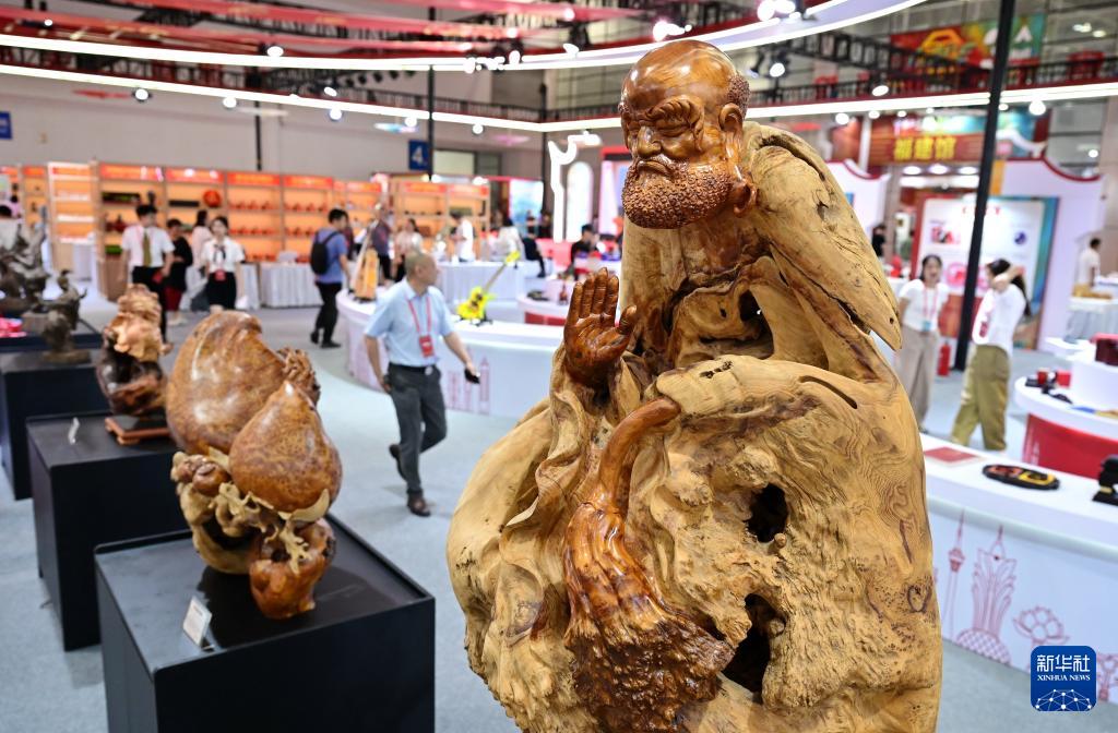 新华社关注！12万余件精品亮相2026中国工艺美术博览会